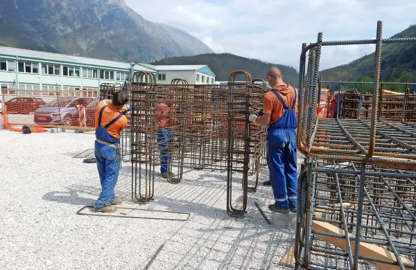  Z novim logističnim centrom bodo razbremenili hale za 
povečanje proizvodnje.