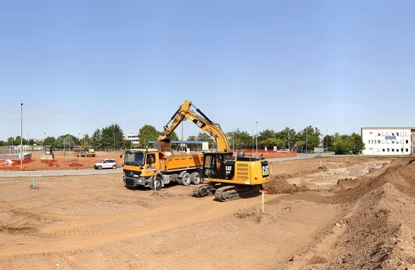 Gradbinci so že začeli delati, predvidoma maja prihodnje leto 
pa bo na MMP Vrtojba stal skupno več kot 20.000 kvadratnih 
metrov  velik pohištveni center. 