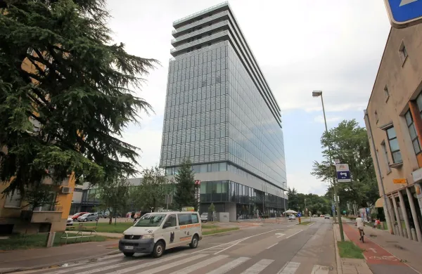 Na današnji javni dražbi bo naprodaj večji del prostorov v Eda 
centru, najvišji stavbi v mestu.