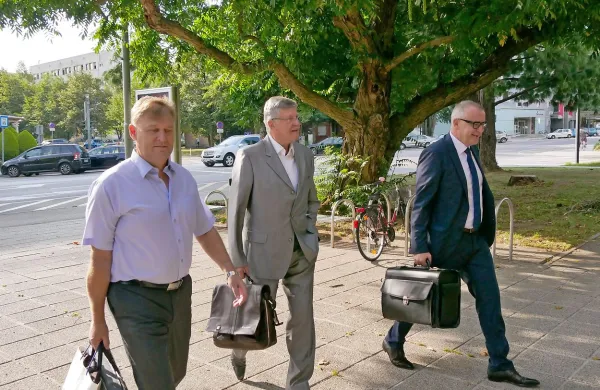  

Tik pred zaključkom ponovljenega sojenja Dušanu Črnigoju 
(v sredini) v zadevi Stavbenik pred novogoriškim okrožnim 
sodiščem je tožilka Damjana Bandelj modificirala obtožnico.