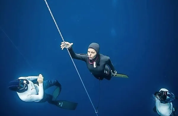 Alenka Artnik med vračanjem na površje s 100-metrskega 
potopa.