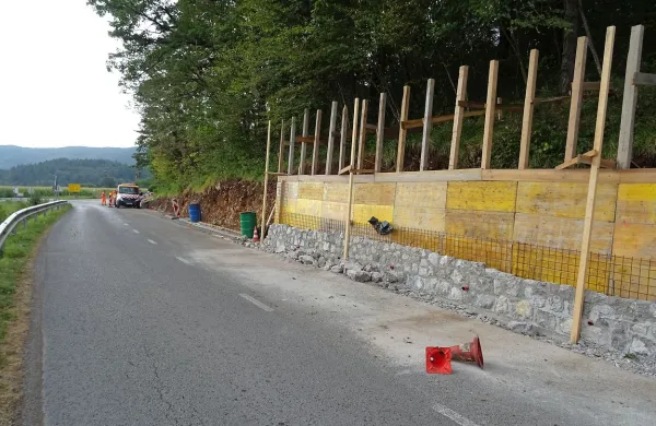 Zdaj podporni zid, prihodnje leto &scaron;e asfalt