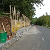 Zdaj podporni zid, prihodnje leto &scaron;e asfalt