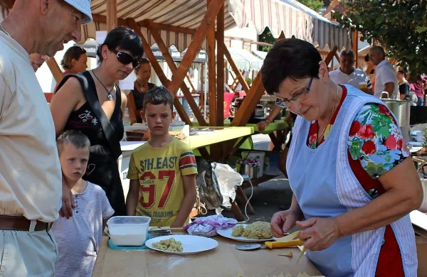 Množica sočasnih prireditev (na fotografiji lanski dan žlikrofov) jezi obiskovalce.