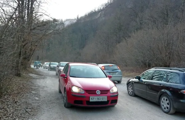 Obvozno cesto so uporabljali pozimi pred petimi leti, ko je 
material zasul cesto, ki so jo obnavljali v kobariških ovinkih.  