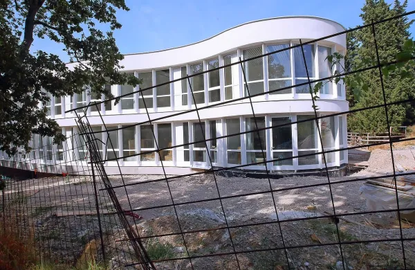 V ponedeljek naj bi se delavci podjetja Dema Plus vrnili na 
gradbišče, ki sameva že tri tedne.