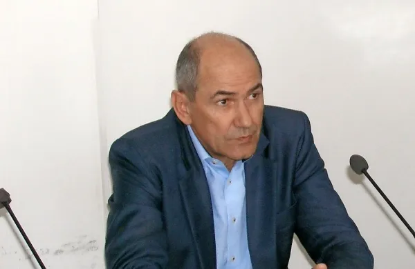 Okrajno sodišče v Velenju je tudi v primeru novinarke RTV 
Slovenija Mojce Šetinc Pašek zavrnilo predlog predsednika 
SDS Janeza Janše za vrnitev v prejšnje stanje.