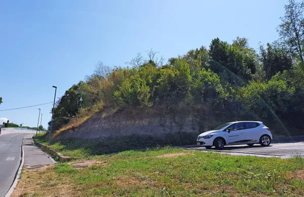 Predvidoma na tej lokaciji naj bi v prihodnje zgradili manjšo 
garažno hišo. 