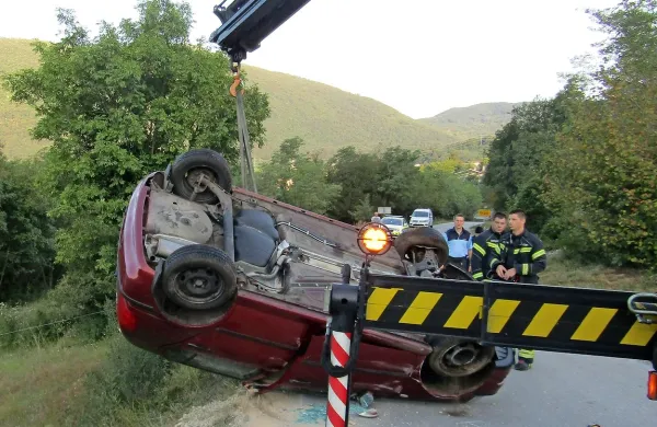 Novogoriški poklicni gasilci so včeraj zjutraj pri Grgarju avto 
postavili nazaj na kolesa. 