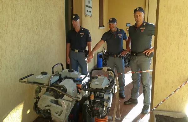 V Franciji ukradene gradbene “žabe” so italijanski 
policisti zasegli še  preden je romunski državljan uspel 
priti do Slovenije in nadaljevati pot proti domovini. 