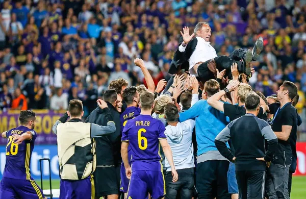 Trener Darko Milanič se je znašel na ramenih svojih nogometašev.