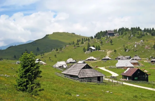 Obiskovalce privablja idilično pastirsko naselje na Veliki planini ob kapeli Marije Snežne.