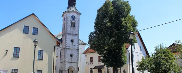 

Središče Hotedršice, kjer so okolico cerkve uredili po načrtu 
Jožeta Plečnika.
