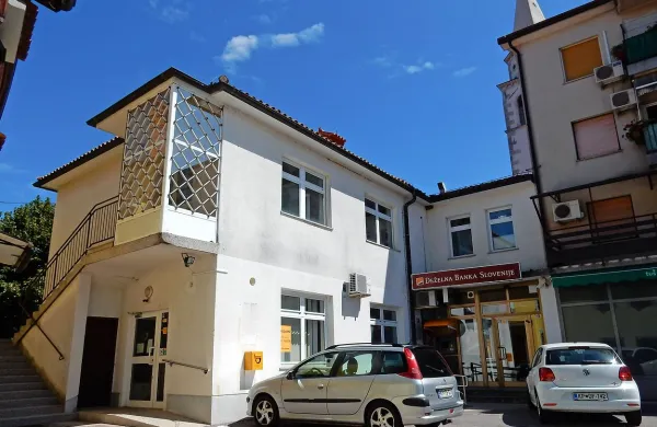 V Dutovljah je začela delovati pogodbena pošta na bencinskem servisu, prostore v središču kraja pa je Pošta 
Slovenije prodala. 