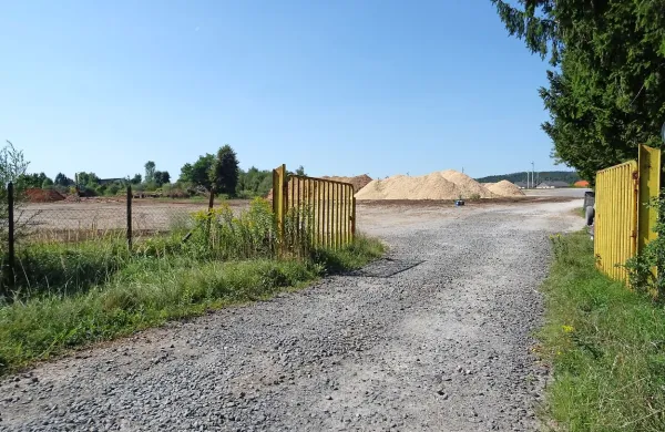 Za Publicusovo zemljišče v Prestranku naj bi se zanimalo neko drugo podjetje, zato se tja za zdaj še ne bo preselila poslovna enota iz Postojne. 