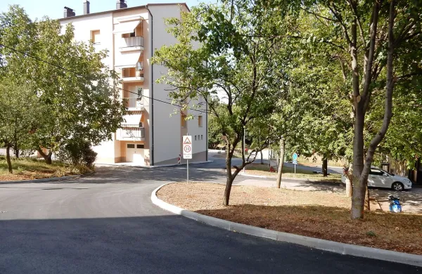 Ulica dr. Bogomirja Magajne pod železniško postajo v Divači  
je dobila novo asfaltno prevleko, pa tudi nov vodovod, 
kanalizacijo za fekalne in  meteorne vode ter  električno 
napeljavo v tleh.

  