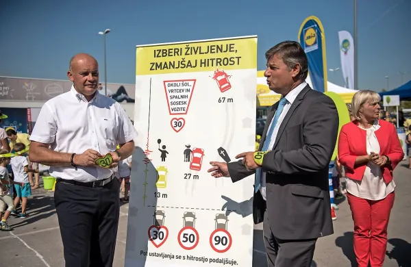 Robert Štaba (levo) se zavzema za omejitev hitrosti v okolici 
šol, vrtcev in bivalnih sosesk. Minister Peter Gašperšič je 
pobudi naklonjen.   