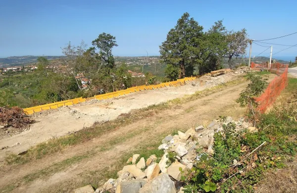Podjetje Portval je parcelo kupilo na dražbi Mestne občine 
Koper. Inženir geologije meni, da bi moralo ustaviti gradbena 
dela ter sanirati območje in preprečiti meteornim vodam, da 
se stekajo proti hišam. 