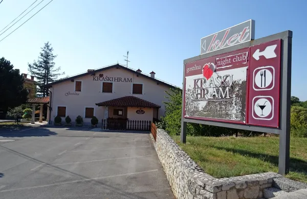 Sedem deklet in njihovih šest strank pred dvema tednoma ni 
slutilo, da jih bodo sredi intimnih opravkov zmotili policisti in 
vrgli iz postelj.