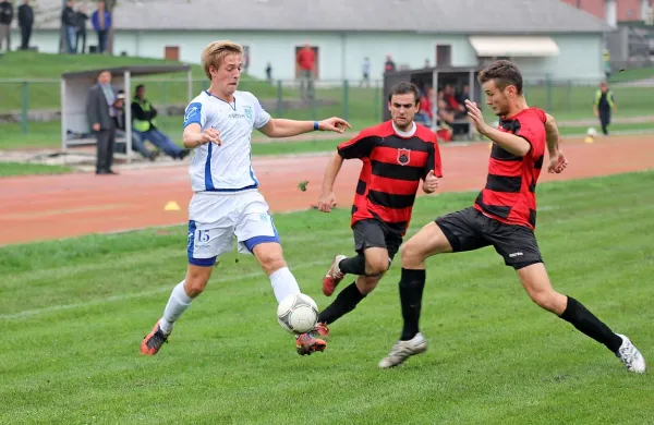Izolani so z Andrejem Kotnikom (v belem dresu), ki je prek 
Gorice prestopil v italijansko serie A,  imeli na gostovanjih v 
Tolminu spremenljiv uspeh. 