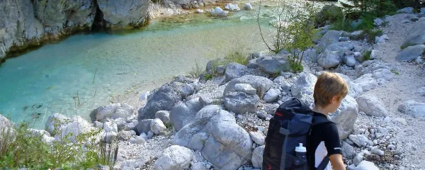 Mimo najlepših kotičkov ob Soči sva hodila sama. V zgornjem toku sva še srečala koga, nižje pa je bilo pohodnikov 
vse manj.