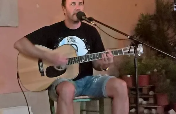 Jernej Dirnbek v Izoli ni samo govoril, marveč tudi zaigral in 
zapel. 
