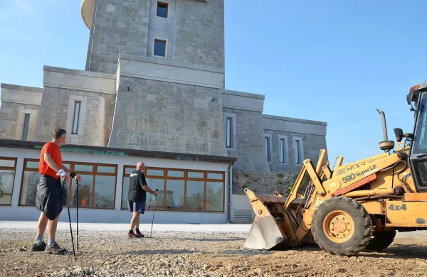       Pohodniki in drugi obiskovalci na Cerju najbolj pogrešajo 
okrepčevalnico,  jeseni naj bi jo vendarle dočakali.   