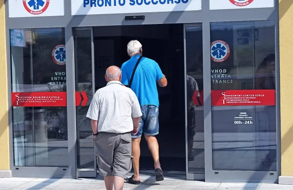 Pri vhodu v urgentni center se je treba prijaviti, oddati  napotnico in zdravstveno kartico.