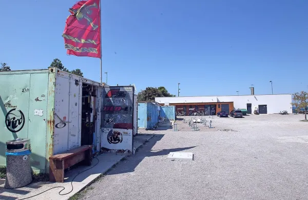 Objekt ob kopališču v Žusterni so lani prenovili, letos ga bodo dozidali, predvidoma v  začetku 
prihodnjega leta pa bodo poskrbeli še za sodobne montažne zabojnike za tamkajšnje športnike.


