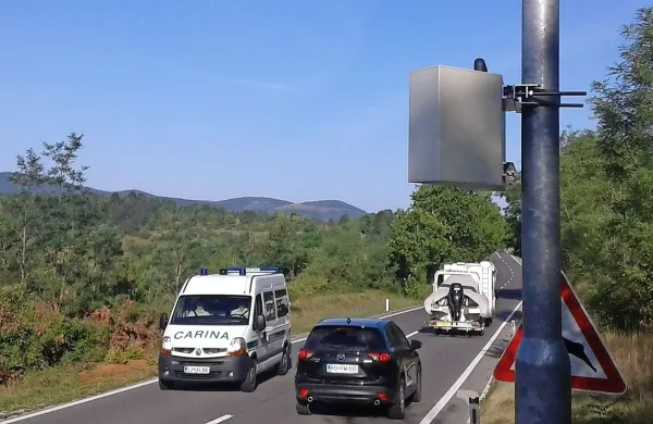 Hitrosti in način vožnje po glavni cesti trenutno merijo pod Obrovom.