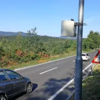 V teh dneh merijo hitrosti in način vožnje pri Obrovu. 