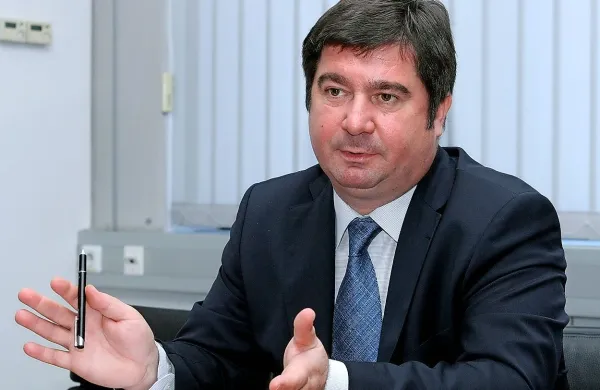 Robert Časar kot predsednik uprave Luke decembra 2007 v eni od  oblek, 
katerih čiščenje naj bi po ugotovitvah tožilstva plačala Luka.