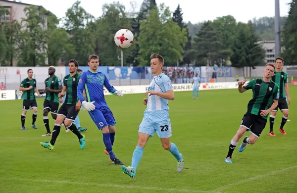 Tine Kavčič (v modro-belem dresu) bo poskušal s soigralci v 
obrambi poskušal zaustaviti Rudarjeve napadalce.