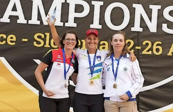 Ana Umer (v sredini) je slavila zmago v konkurenci članic 
ukrivljenega loka.