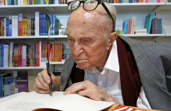 Boris Pahor se je kar tri ure družil z obiskovalci. Po uradnem delu se je mnogim med njimi 
podpisal v izvode  knjig, ki jih je napisal v minulih sedmih desetletjih.