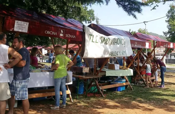 Krajevne skupnosti so za obiskovalce pripravile različne 
dobrote.