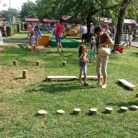 Najmlajši so se kratkočasili z gibalnimi igrami.