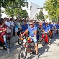 Ljubitelji Tomosov so se zvrstili v dolgi koloni.
