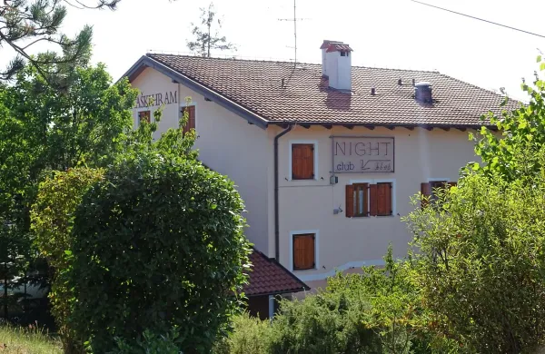 Sedem deklet in njihovih šest strank sredi meseca ni slutilo, 
da jih bodo sredi intimnih opravkov zmotili policisti in vrgli iz 
postelj.