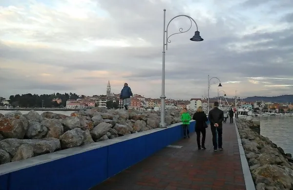 Nove ulične svetilke so v Izoli prej izjema kot pravilo. 