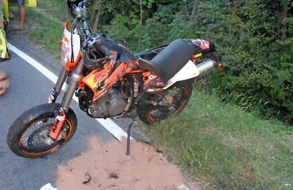 Po trku z avtom  pri Colu je 39-letni gorenjski motorist obležal 
hudo poškodovan v grmovju pod cesto.
