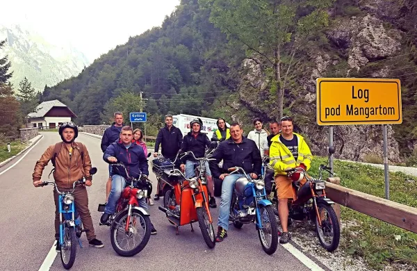 Kortežani s tomosi do Loga pod Mangartom