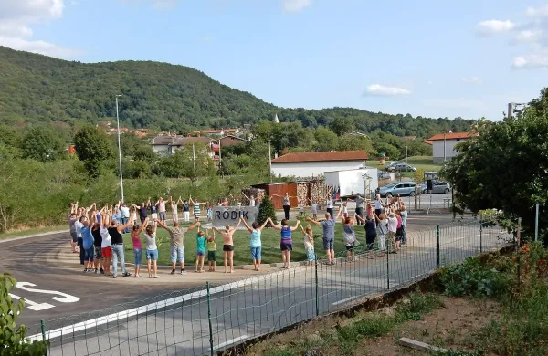 Rodičani so novo avtobusno obračališče namesto z rezanjem traku včeraj odprli tako, da so okrog njega sklenili živo 
verigo. 