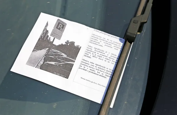 Mestne storitve voznike opozarjajo, da so v belo obarvana 
parkirna mesta postala plačljiva. Tudi redarji večinoma še 
opozarjajo, a prej ali slej bodo sledile kazni za prekrškarje.  