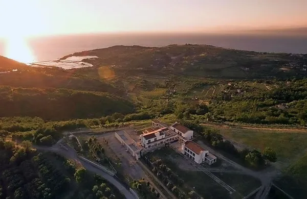 Posestvo tržijo pod novim imenom, in sicer Pernula, kar po 
latinsko pomeni biser. 
