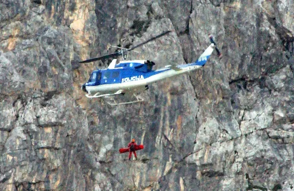 Ponesrečenega  planinca  so  s policijskim helikopterjem prepeljali s kraja nesreče  na nadmorski višini 2060 metrov na 
letališče  v  Bovec (fotografija je simbolična).
