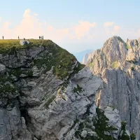 Avstrijska planinca sta na melišču pod zahodno steno 
Mangarta našla poškodovano moško truplo.