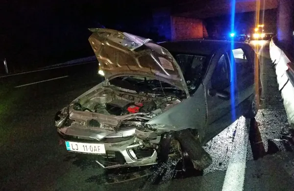 Mlada voznica iz Logatca je včeraj zjutraj pošteno potolkla 
svoj avto na avtocesti. 