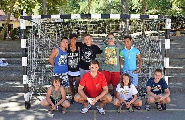  Postojnsko-pivško društvo prijateljev mladine je v počitniško 
letovanje vključili tudi mladoletne begunce, ki bivajo v 
postojnskem dijaškem domu.