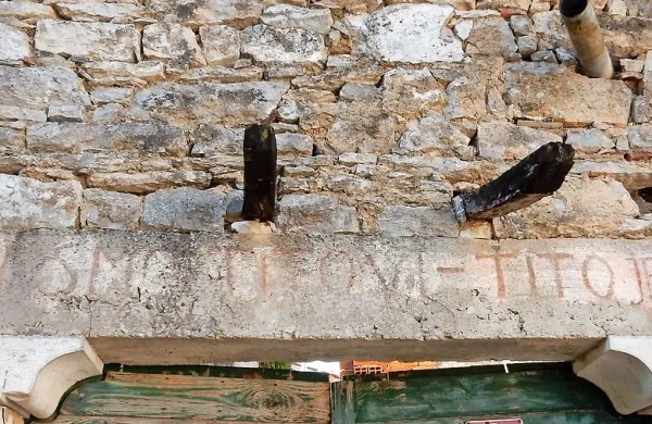 Nekaj napisov se je znašlo tudi na “kolonah”. Tu so zapisali  
“Mi smo Titovi - Tito je naš”.

